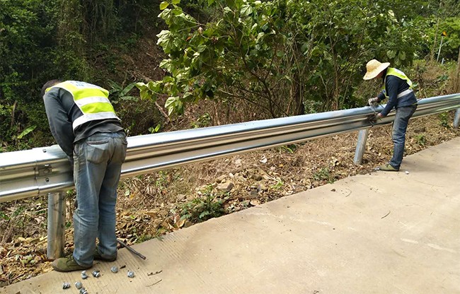 福建高速公路护栏的定期维护与保养