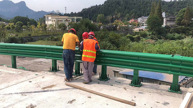 福建高速公路护栏板的维护确保道路安全的关键环节