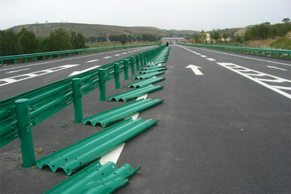 福建波形护栏的维护与管理确保道路安全的关键步骤